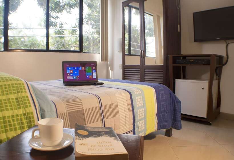 غرفة قياسية فردية, De Alborada