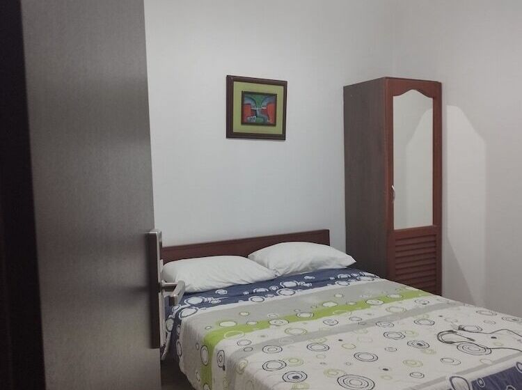 غرفة إقتصادية فردية, De Alborada