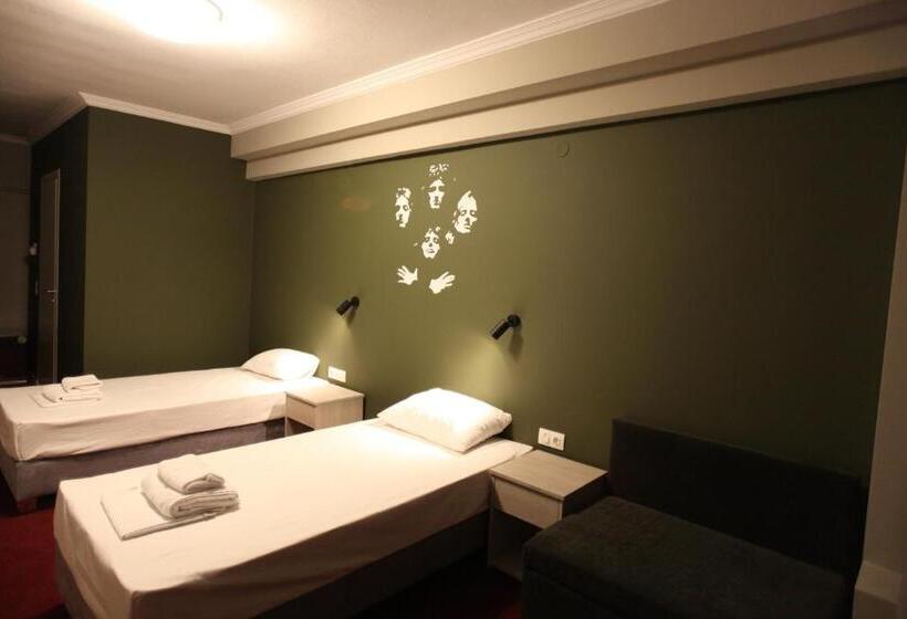 غرفة قياسية ثلاثية, Stay Hybrid Hostel