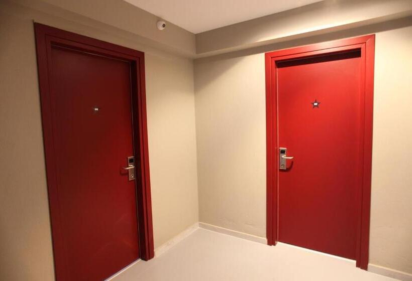 غرفة قياسية ثلاثية, Stay Hybrid Hostel