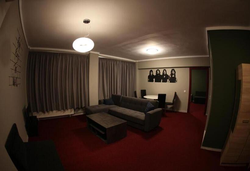 جناح عائلي, Stay Hybrid Hostel