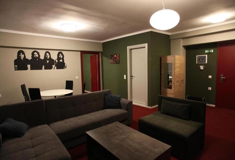 جناح عائلي, Stay Hybrid Hostel