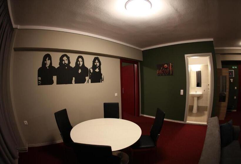 جناح عائلي, Stay Hybrid Hostel