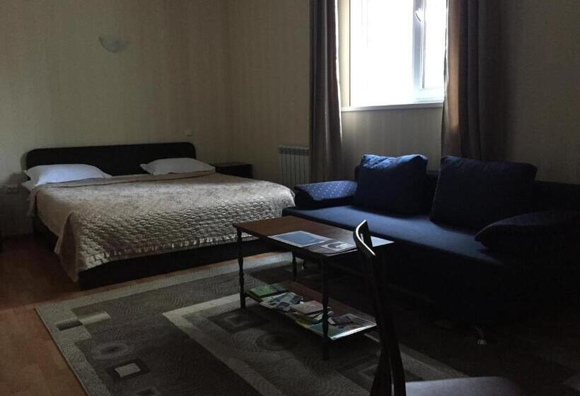 اتاق خانوادگی, Fiveseasons