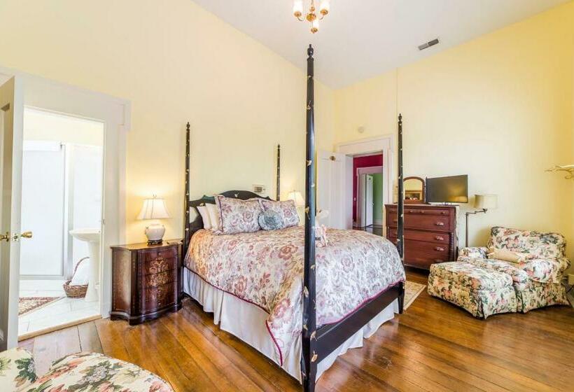 Люкс Повышенной Комфортности, Bourbon Manor Bed & Breakfast Inn