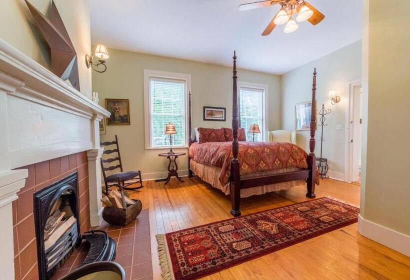 جناح سرير ملكى, Bourbon Manor Bed & Breakfast Inn