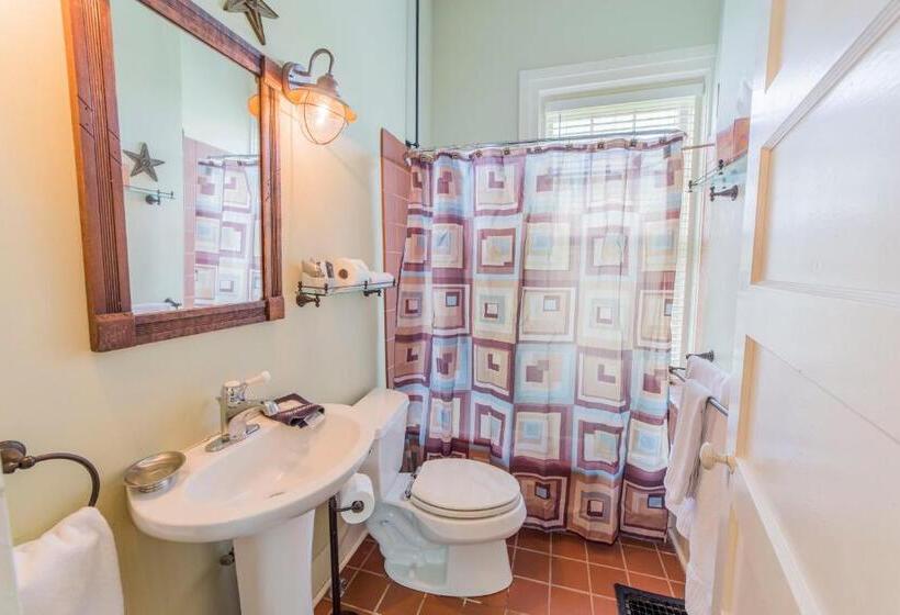 جناح سرير ملكى, Bourbon Manor Bed & Breakfast Inn