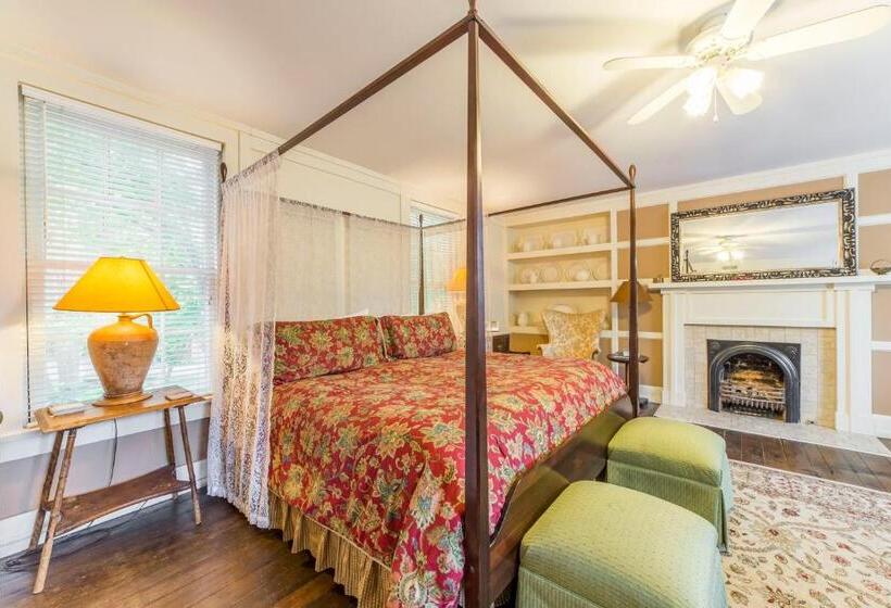 جناح سوبيريور, Bourbon Manor Bed & Breakfast Inn