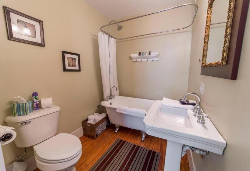 جناح سرير ملكى, Bourbon Manor Bed & Breakfast Inn