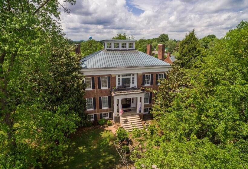 جناح سوبيريور, Bourbon Manor Bed & Breakfast Inn