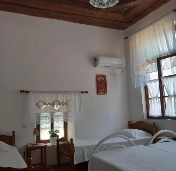 اتاق کلاسیک سه تخته, Guesthouse & Hostel Lorenc