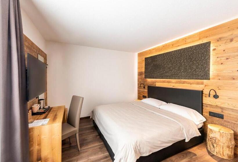 جناح جونيور مزوَّد بشرفة, Alpino Wellness & Spa