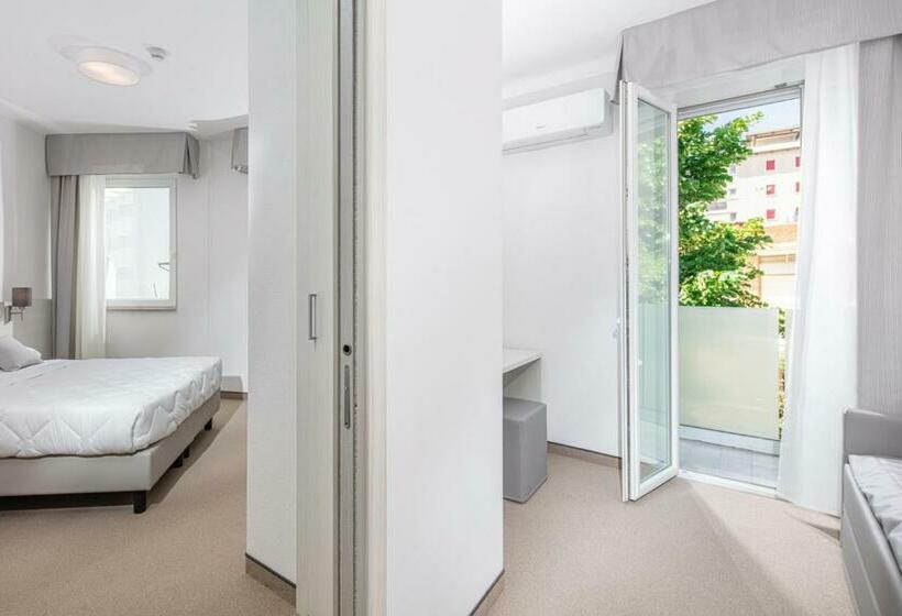 חדר סטנדרטי לארבעה עם חדר אמבטיה משותף, Centrale