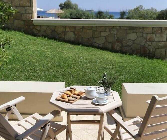 غرفة قياسية إطلالة جانبية علي البحر, Costa Rossa  Adults Only