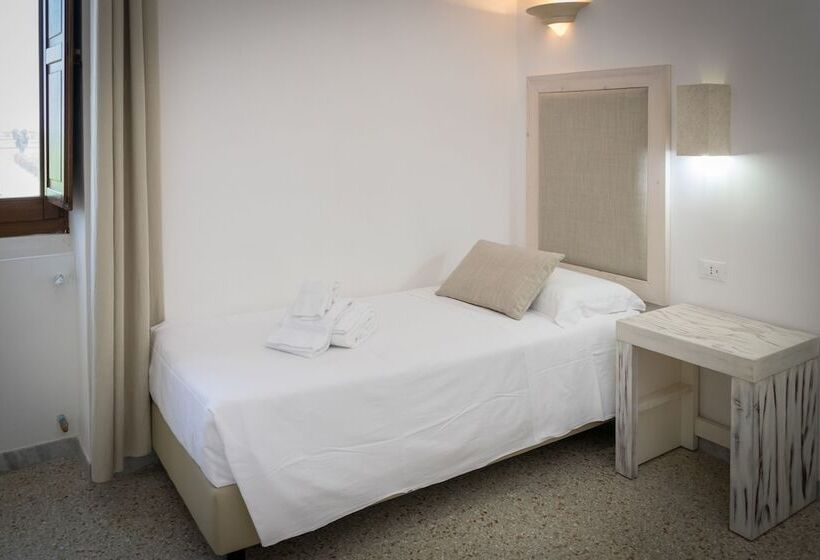 חדר סטנדרט לארבעה, Masseria Mazzetta Salento Corte Del Falconiere B&b