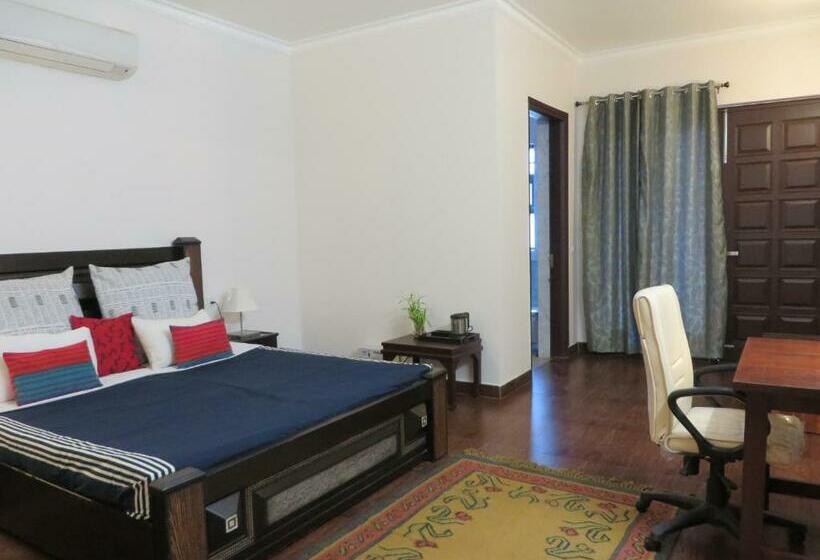 스탠다드 스튜디오, Perch Arbor Suites