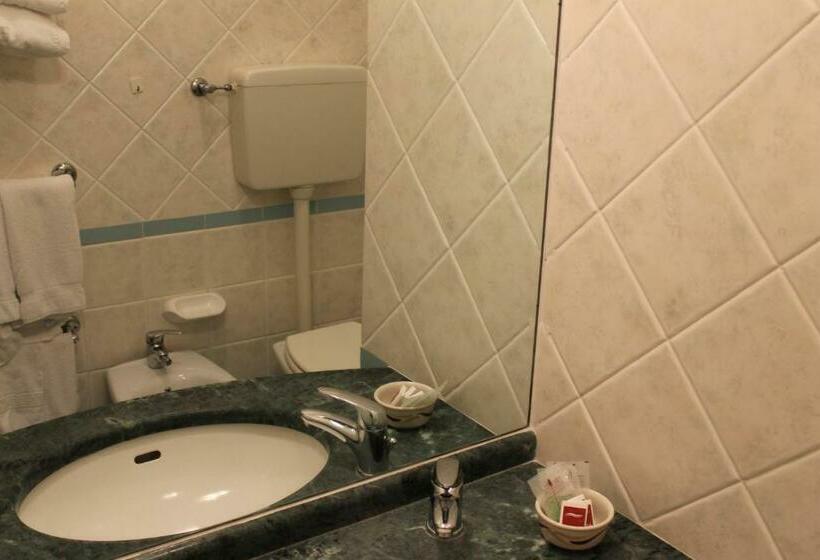 חדר אקונומי לשלושה, Astor B&b