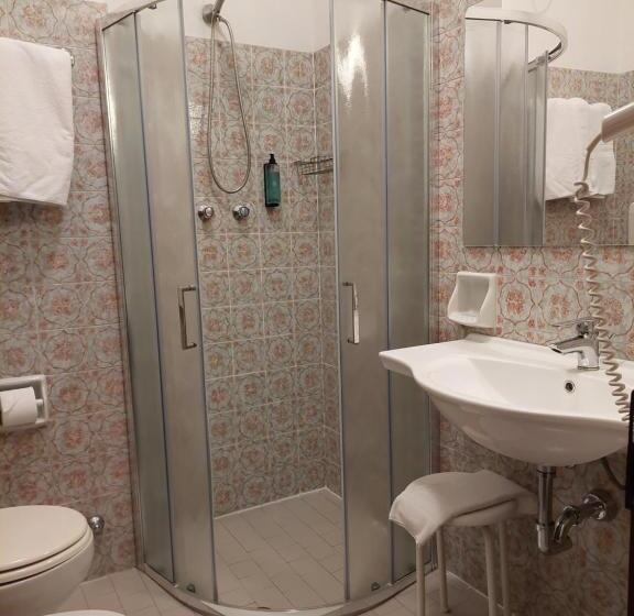 经济型三人房间, Astor B&b