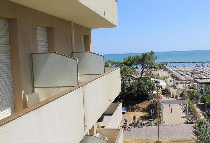 חדר סטנדרט לשלושה, Astor B&b