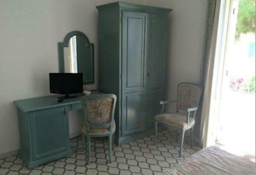 חדר סטנדרט לשלושה, Poseidon