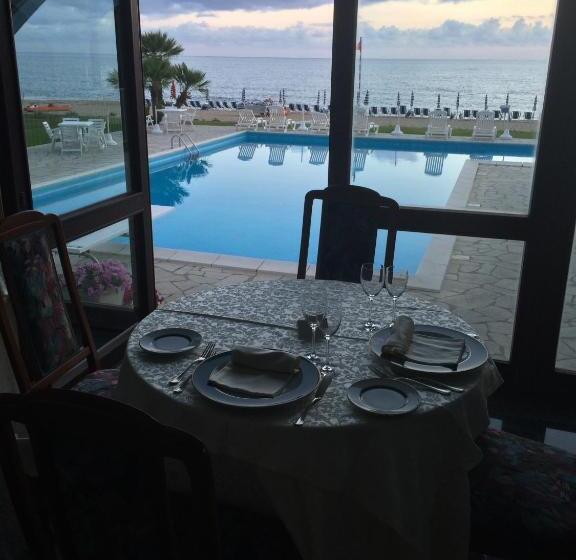 غرفة قياسية مطلّة علي البحر مزوَّدة بشُرفة, Poseidon