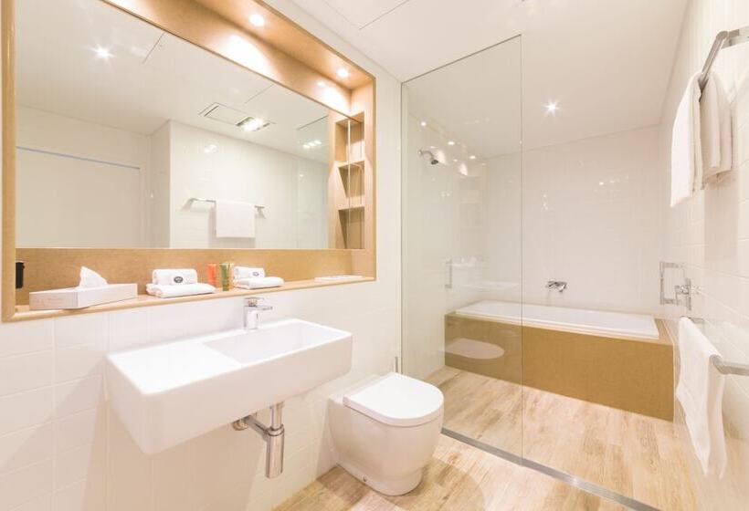 إستديو قياسى مزود بشرفة, Bridges Villas Barooga