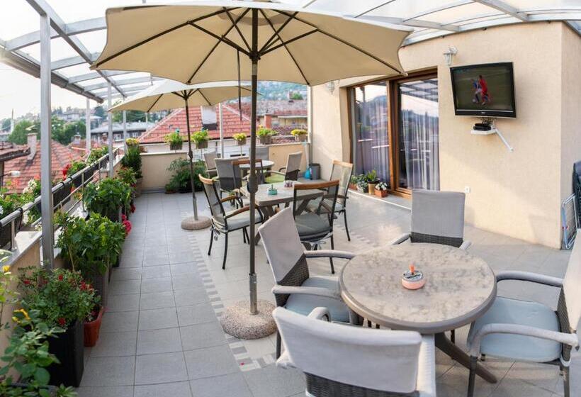 اتاق استاندارد سه نفره, Guest House ćiro