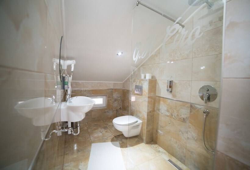 اتاق خانوادگی, Guest House ćiro