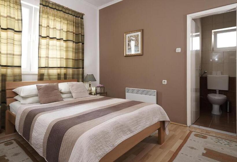 اتاق استاندارد سه نفره, Pansion Rose