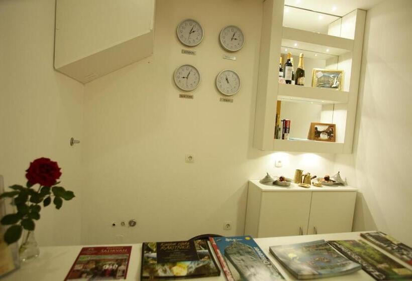 اتاق استاندارد چهارنفره با بالکن, Pansion Rose