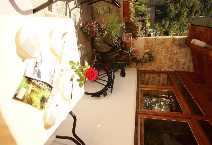 اتاق استاندارد چهارنفره با بالکن, Pansion Rose