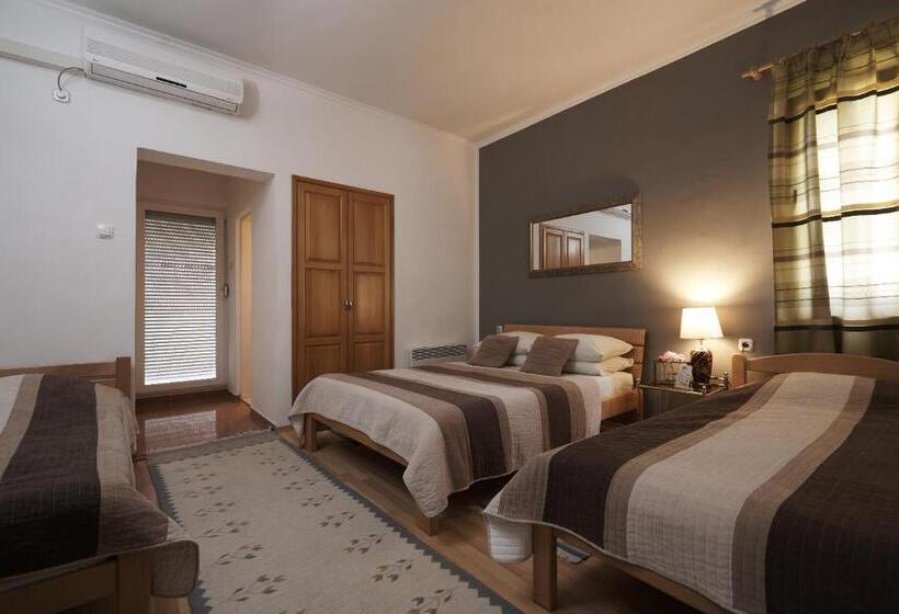 اتاق استاندارد چهارنفره با بالکن, Pansion Rose