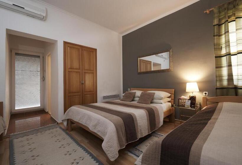 اتاق استاندارد چهارنفره با بالکن, Pansion Rose