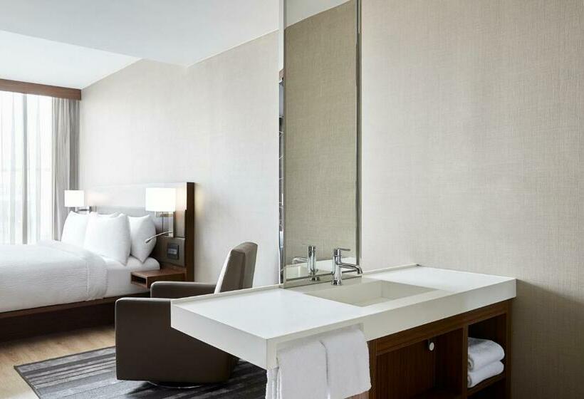 带大床的高级房间, Ac Hotel By Marriott Raleigh North Hills