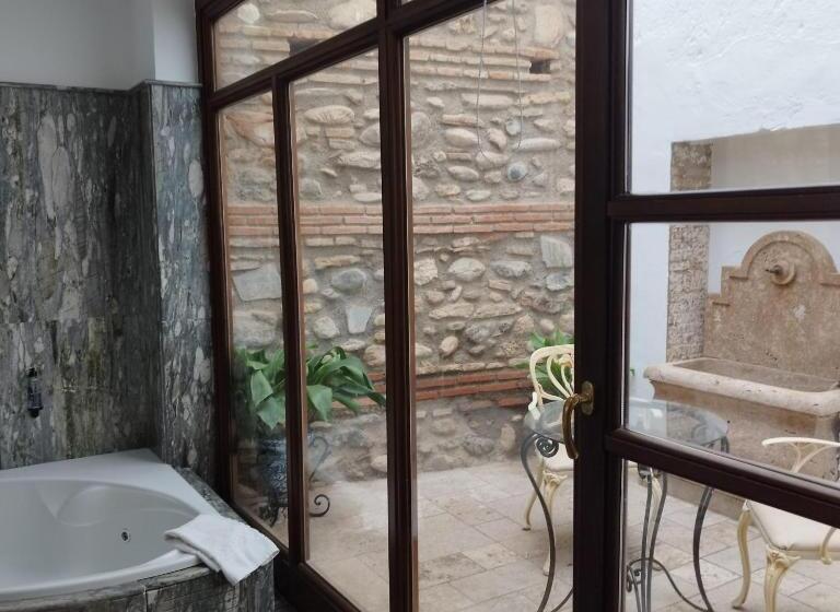 디럭스 자쿠지룸, Suite Comares