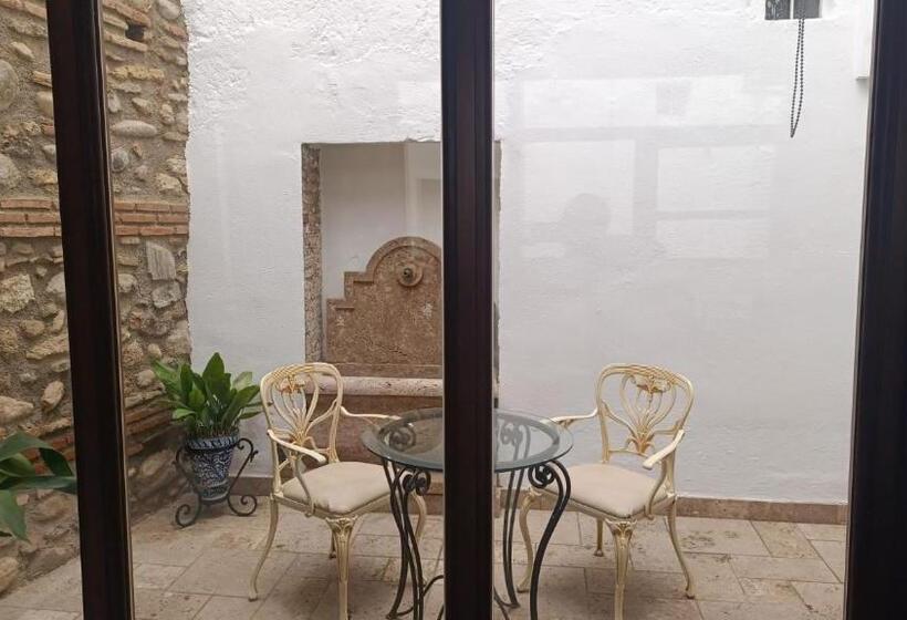 اتاق لوکس با وان آب گرم, Suite Comares