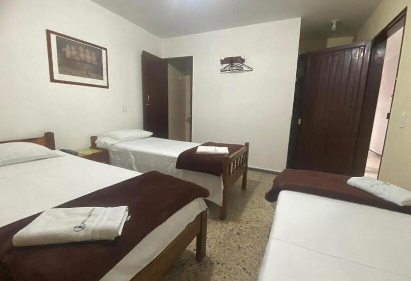 חדר סטנדרט לשלושה, Caldas Plaza