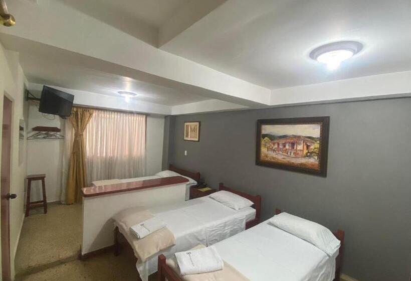 חדר סטנדרט לשלושה, Caldas Plaza