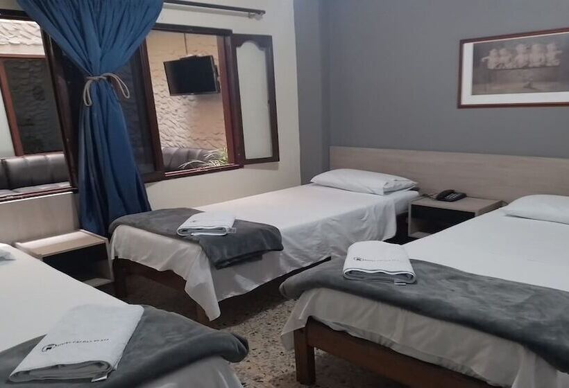 חדר סטנדרט לשלושה, Caldas Plaza