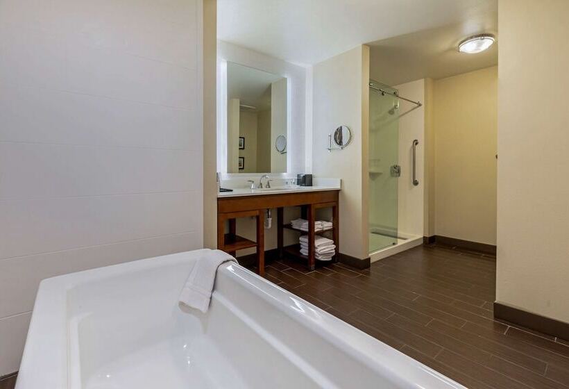 جناح, Comfort Suites Loveland