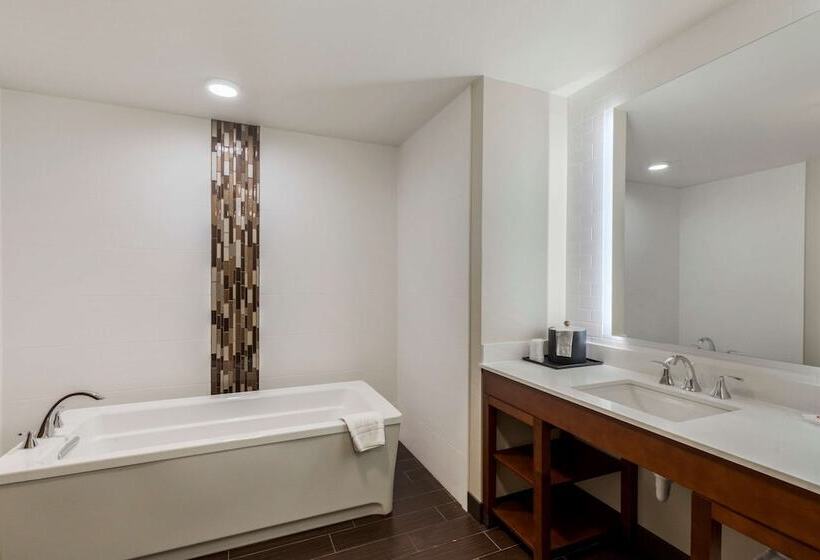 جناح, Comfort Suites Loveland