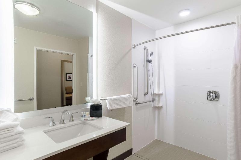 جناح, Comfort Suites Loveland