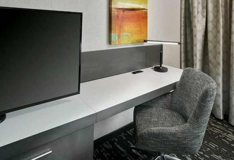 身障者適用キングサイズベッドルーム, Hilton Garden Inn Roslyn