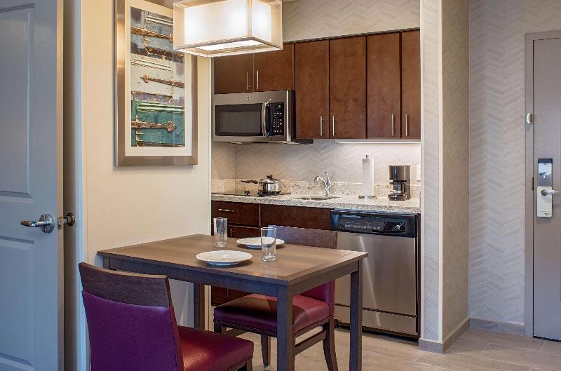 스위트 킹사이즈 침대, Homewood Suites By Hilton New Orleans French Quarter