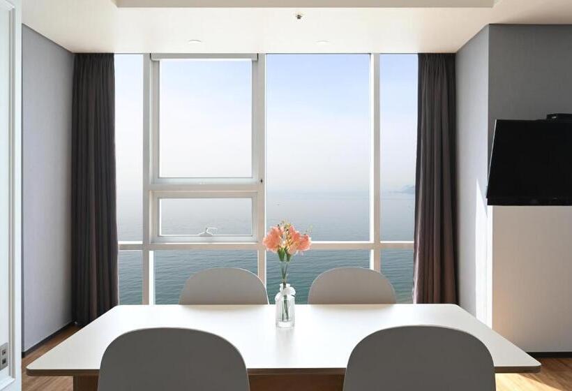 سوئیت اجرایی با چشم‌انداز دریا, Kolon Seacloud