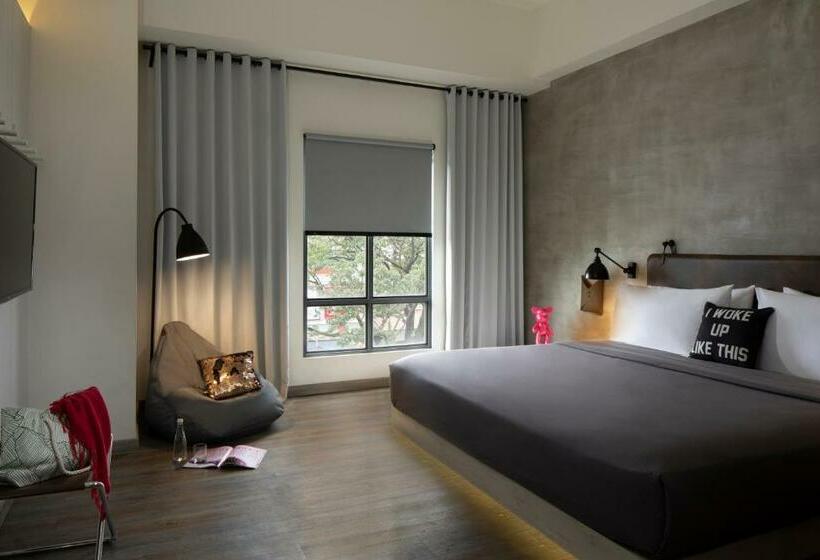 带特大床的标准间, Moxy Bandung