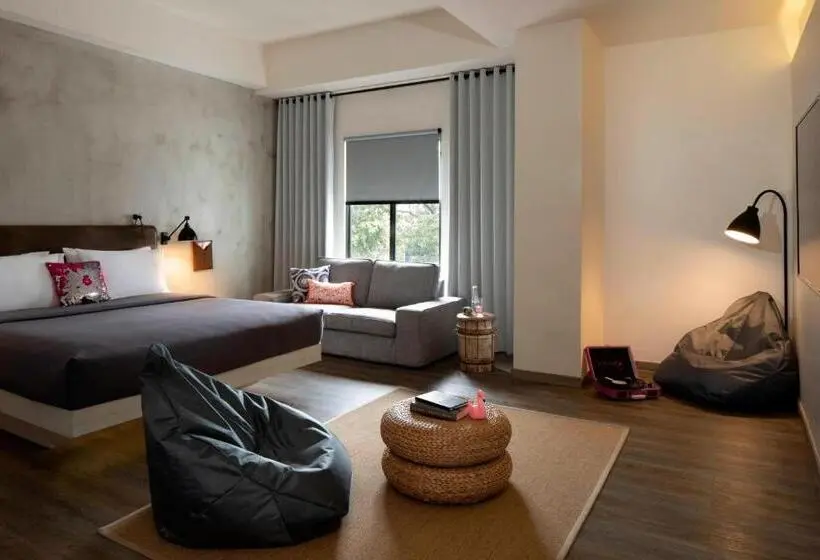 Suite Lit Queen Size, Moxy Bandung