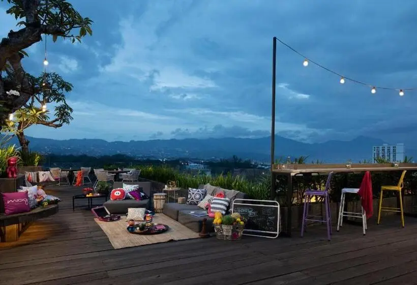 Suite Lit Queen Size, Moxy Bandung