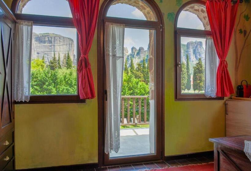 چشماندازهای پهناور سوئیت جونیور, Monastiri Guesthouse