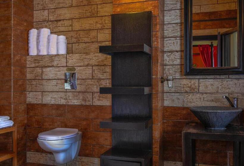 چشماندازهای پهناور سوئیت جونیور, Monastiri Guesthouse